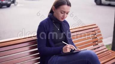 一位女士用手写笔在数码平板电脑上慢镜头